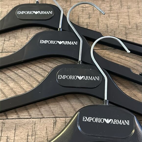 Emporio Armani Shirt 👚 & Sweater Hangars (1 w/ velvet) Set of 4 Get Organized. - Picture 3 of 15